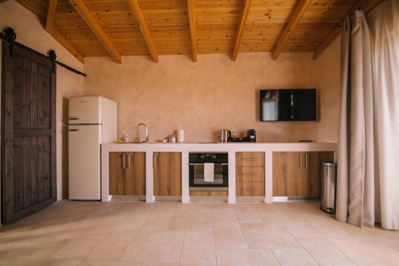 Mani Luxury Suites And Studios In Gytheio With Private Pools Екстериор снимка